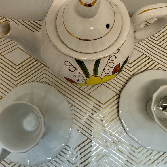 Vintage 1970’s daisy teapot, pair of Portugal tea cups saucers unopened spoons - Picture 4 of 8